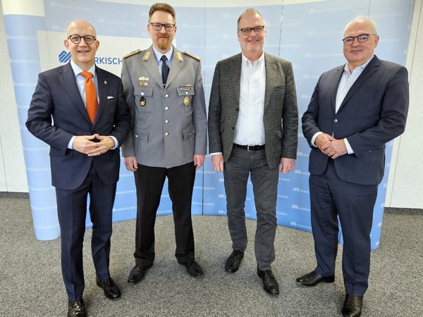 Im Dialog (von links): Landrat Ralf Schwarzkopf, Oberstleutnant Lars Pfützenreuter aus Werdohl, Fachbereichsleiter Horst Peter Hohage und Caspar-Friedrich Brauckmann, der das Kommando seit Oktober 2020 führte und die Verantwortung zum 1. Februar 2025 an Lars Pfützenreuter übertragen hat. Foto: Alexander Bange / Märkischer Kreis