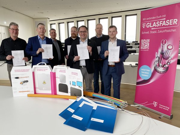 Unser Bild zeigt (von links): Ralf Engstfeld (Regionalmanager Telekom), Dr. Frank Schmidt (Konzernbevollmächtigter Region West - Telekom), Peter Berger (Referent des Konzernbevollmächtigten Region West - Telekom), Thomas Hoheisel (Gigabit- & Mobilfunkkoordinator MK), Landrat Marco Voge, Christian Mewes (Leiter Team Breitband - Telekom) und Matthias Pohl (Gigabit- & Mobilfunkkoordinator MK). Foto: Alexander Bange / Märkischer Kreis