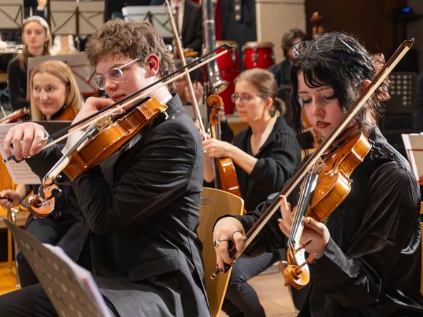 Junge Musikerinnen und Musiker ab 14 Jahren, die an anspruchsvoller Orchesterarbeit interessiert sind, können sich ab sofort für die Sommerarbeitsphase des Märkischen Jugendsinfonieorchseters anmelden. Foto: S. Sendlak/Märkischer Kreis