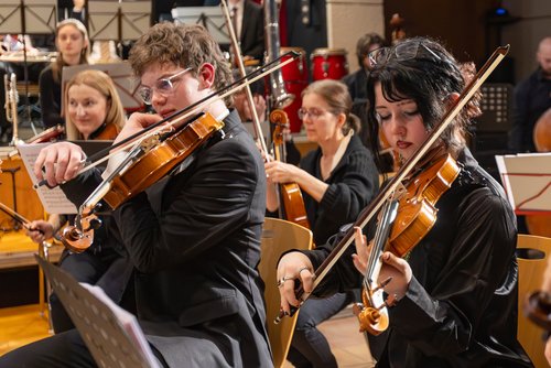 Junge Musikerinnen und Musiker ab 14 Jahren, die an anspruchsvoller Orchesterarbeit interessiert sind, können sich ab sofort für die Sommerarbeitsphase des Märkischen Jugendsinfonieorchseters anmelden. Foto: S. Sendlak/Märkischer Kreis