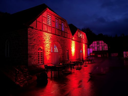 Die Luisenhütte erstrahlte passend zur Halloween-Party in blutrot. Foto: Bernadette Lange / Märkischer Kreis Die Luisenhütte erstrahlte passend zur Halloween-Party in blutrot. Foto: Bernadette Lange / Märkischer Kreis