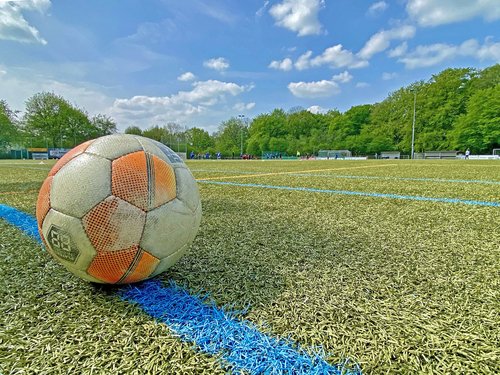 Der Ausschuss für den Schulsport im Märkischen Kreis führt am Dienstag, 29. April, die Kreismeisterschaft des DFB-Schul-Cups im Fußball durch. Symbolfoto: Hannah Heyn / Märkischer Kreis