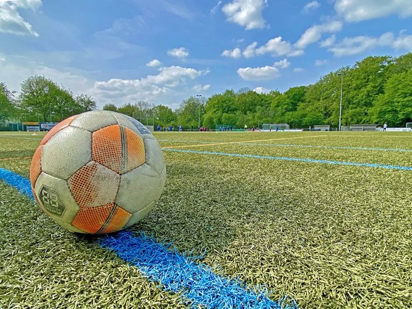 Der Ausschuss für den Schulsport im Märkischen Kreis führt am Dienstag, 29. April, die Kreismeisterschaft des DFB-Schul-Cups im Fußball durch. Symbolfoto: Hannah Heyn / Märkischer Kreis