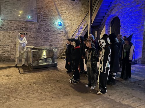 Horrorparcours, Schnitzeljagd und Bastelangebot sorgten für eine unvergessliche Halloween-Party. Foto: Bernadette Lange / Märkischer Kreis Horrorparcours, Schnitzeljagd und Bastelangebot sorgten für eine unvergessliche Halloween-Party. Foto: Bernadette Lange / Märkischer Kreis