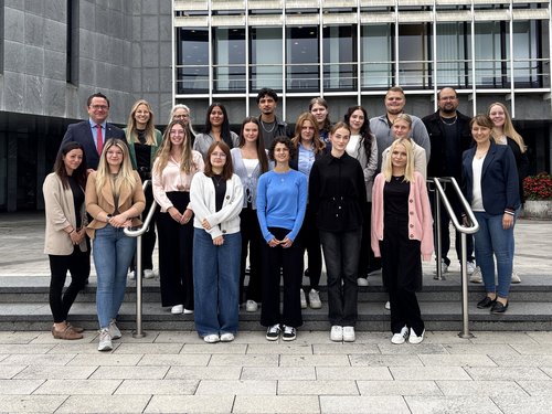 Landrat Marco Voge begrüßte die neuen Auszubildenden beim Märkischen Kreis gemeinsam mit dem Team der Ausbildungsbetreuung, der Jugend- und Auszubildendenvertretung und dem Personalrat. Foto: Eileen Bräuniger / Märkischer Kreis