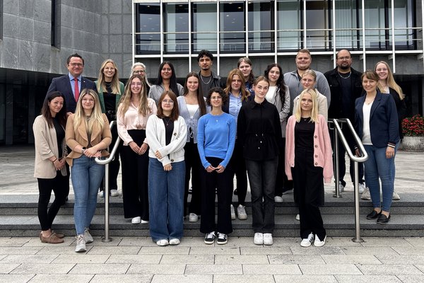 Landrat Marco Voge begrüßte die neuen Auszubildenden beim Märkischen Kreis gemeinsam mit dem Team der Ausbildungsbetreuung, der Jugend- und Auszubildendenvertretung und dem Personalrat. Foto: Eileen Bräuniger / Märkischer Kreis