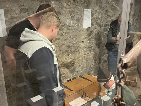 Beim Escape-Room auf Burg Altena am 30. und 31. Mai sind wieder Köpfchen und Zusammen-arbeit gefragt. Foto: Märkischer Kreis