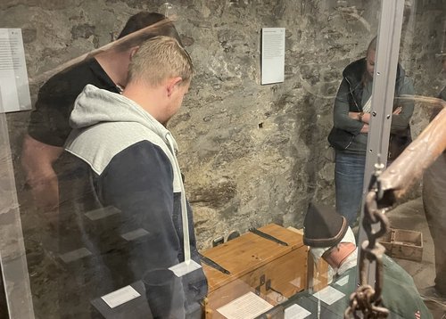 Beim Escape-Room auf Burg Altena am 30. und 31. Mai sind wieder Köpfchen und Zusammen-arbeit gefragt. Foto: Märkischer Kreis