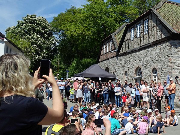 Programm für die ganze Familie: Nach der Winterpause startet die Luisenhütte in Balve-Wocklum am Sonntag, 4. Mai, mit einem Museumsfest in die neue Saison. Foto: Bernadette Lange / Märkischer Kreis