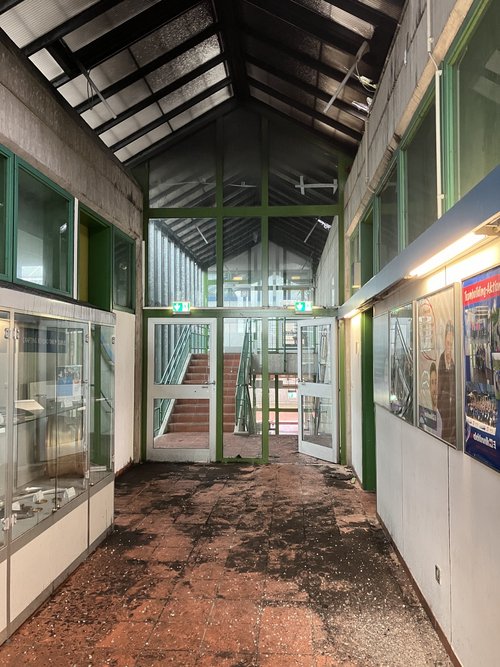 Das Löschwasser hat im oberen Flur des Gebäudetrakts D des BKT Spuren hinterlassen. Foto: Britta Blecher/Märkischer Kreis