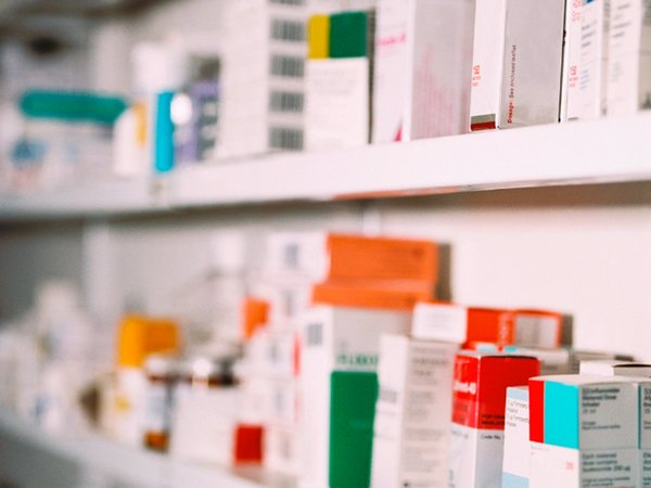 Medikamente im Regal in einer Apotheke