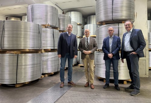 Unser Bild zeigt (von links): Geschäftsführer Daniel Wingen, Landrat Ralf Schwarzkopf, Prokurist Torsten Schneider und GWS-Geschäftsführer Jochen Schröder beim Unternehmsbesuch Elisental in Neuenrade. Foto: Alexander Bange / Märkischer Kreis