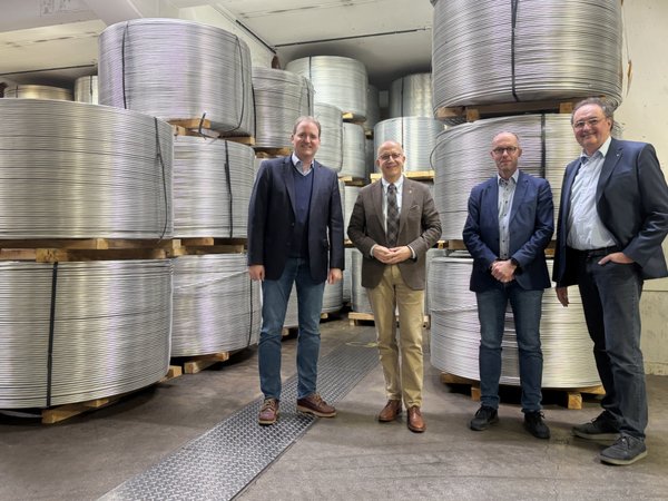 Unser Bild zeigt (von links): Geschäftsführer Daniel Wingen, Landrat Ralf Schwarzkopf, Prokurist Torsten Schneider und GWS-Geschäftsführer Jochen Schröder beim Unternehmsbesuch Elisental in Neuenrade. Foto: Alexander Bange / Märkischer Kreis