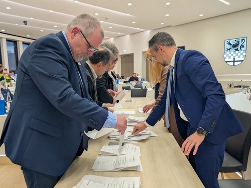 Auszählung der Stimmen für die Wahl der stellvertretenden Landräte. Foto: Katharina Buschmann / Märkischer Kreis