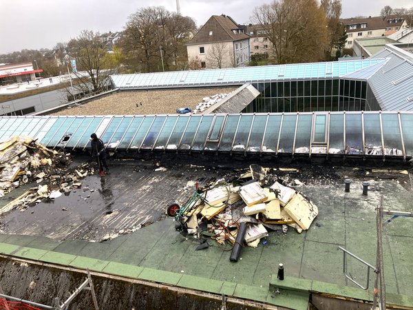 Die Glaskonstruktion wurde bei dem Brand auf dem Dach des Berufskollegs für Technik beschädigt. Foto: Britta Blecher/Märkischer Kreis