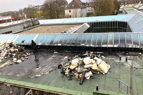 Die Glaskonstruktion wurde bei dem Brand auf dem Dach des Berufskollegs für Technik beschädigt. Foto: Britta Blecher/Märkischer Kreis