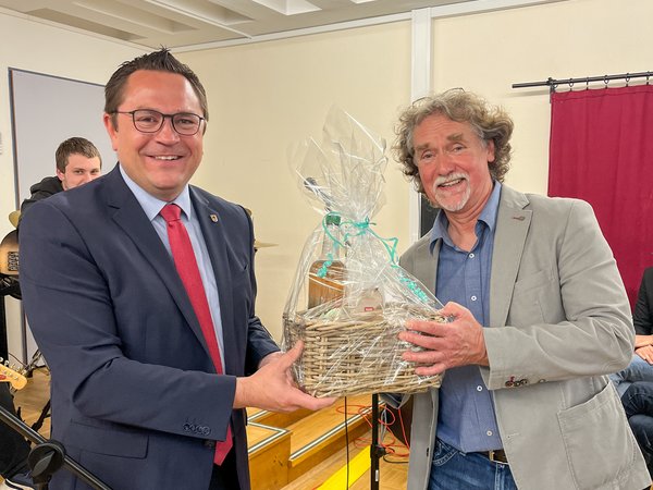 Thomas Wosnitza (rechts) wurde als Rektor der Wilhelm-Busch-Schule in Hemer unter anderem von Landrat Marco Voge (links) feierlich in den Ruhestand verabschiedet. Er hat die Förderschule des Märkischen Kreises seit 2017 geleitet. Foto: Hannah Heyn / Märkischer Kreis