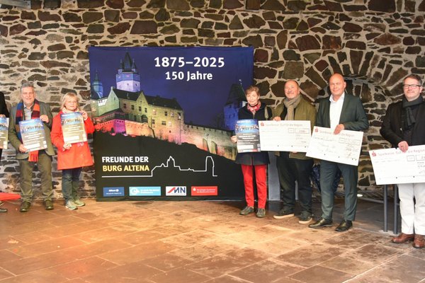 Die Freunde der Burg freuen sich über die Unterstützung durch die vier Sponsoren. Von links: Stephan Sensen (Museen Burg Altena), Tomislav Majic (Sparkasse), Bernd Falz (Freunde der Burg), Dr. Christiane Todrowski (Kreisarchiv), Christine Kunzmann (Freunde der Burg), Martin Dreker (MN Kaltformteile), Holger Wolf (Sparkasse), Hermann-Diedrich Jürgens (Allianz), Peter Schulze (Drahtwerke Claas & Klincke). Foto: Rainer Groß