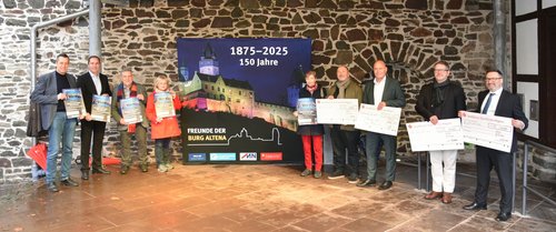 Die Freunde der Burg freuen sich über die Unterstützung durch die vier Sponsoren. Von links: Stephan Sensen (Museen Burg Altena), Tomislav Majic (Sparkasse), Bernd Falz (Freunde der Burg), Dr. Christiane Todrowski (Kreisarchiv), Christine Kunzmann (Freu Die Freunde der Burg freuen sich über die Unterstützung durch die vier Sponsoren. Von links: Stephan Sensen (Museen Burg Altena), Tomislav Majic (Sparkasse), Bernd Falz (Freunde der Burg), Dr. Christiane Todrowski (Kreisarchiv), Christine Kunzmann (Freunde der Burg), Martin Dreker (MN Kaltformteile), Holger Wolf (Sparkasse), Hermann-Diedrich Jürgens (Allianz), Peter Schulze (Drahtwerke Claas & Klincke). Foto: Rainer Groß