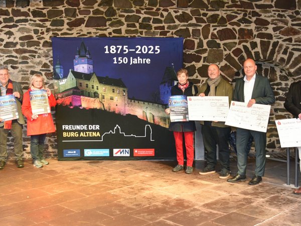 Die Freunde der Burg freuen sich über die Unterstützung durch die vier Sponsoren. Von links: Stephan Sensen (Museen Burg Altena), Tomislav Majic (Sparkasse), Bernd Falz (Freunde der Burg), Dr. Christiane Todrowski (Kreisarchiv), Christine Kunzmann (Freunde der Burg), Martin Dreker (MN Kaltformteile), Holger Wolf (Sparkasse), Hermann-Diedrich Jürgens (Allianz), Peter Schulze (Drahtwerke Claas & Klincke). Foto: Rainer Groß
