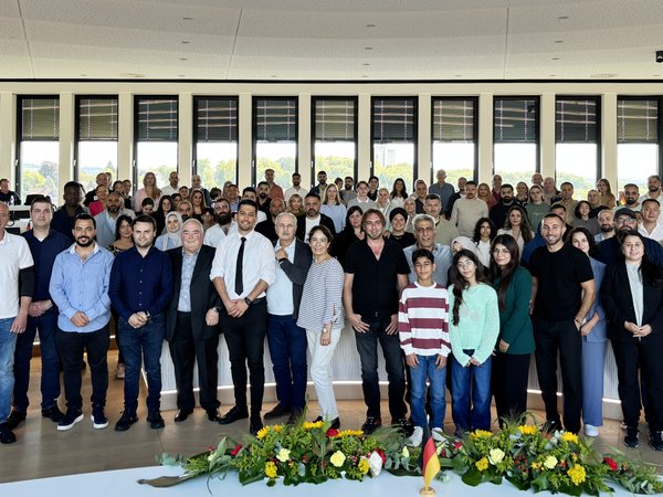 In einem feierlichen Rahmen erhielten 99 Menschen aus 23 verschiedenen Herkunftsländern im großen Sitzungssaal im Kreishaus Lüdenscheid die deutsche Staatsbürgerschaft. Foto: Alexander Bange / Märkischer Kreis