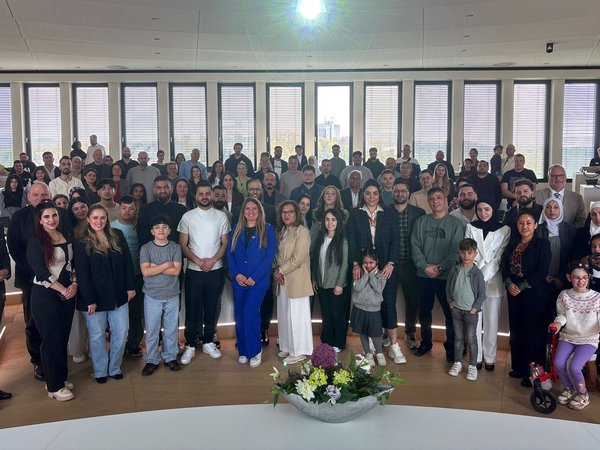 In einem feierlichen Rahmen erhielten 93 Menschen aus 20 verschiedenen Herkunftsländern im großen Sitzungssaal im Kreishaus Lüdenscheid die deutsche Staatsbürgerschaft. Foto: Eileen Bräuniger / Märkischer Kreis