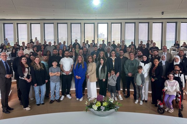 In einem feierlichen Rahmen erhielten 93 Menschen aus 20 verschiedenen Herkunftsländern im großen Sitzungssaal im Kreishaus Lüdenscheid die deutsche Staatsbürgerschaft. Foto: Eileen Bräuniger / Märkischer Kreis