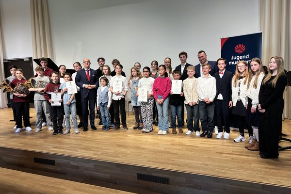 Die Musikschule der Stadt Lüdenscheid bot den würdigen Rahmen für die Ehrung der Preisträgerinnen und Preisträger des Regionalwettbewerbs Jugend musiziert aus dem Märkischen Kreis. Foto: Hannah Heyn / Märkischer Kreis