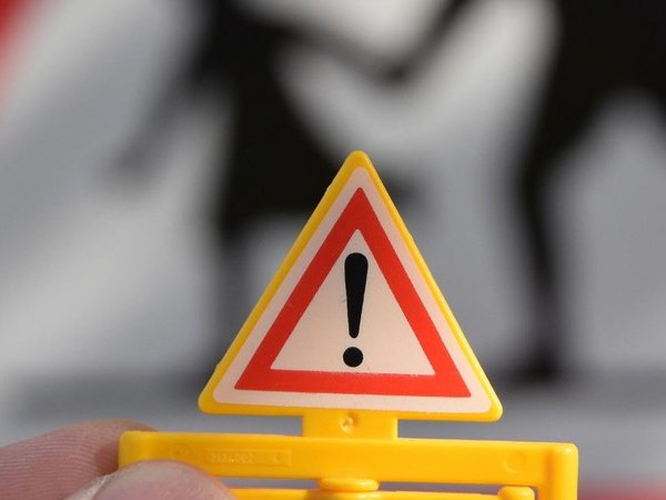 Verkehrsschild mit Achtung