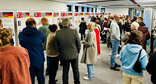 Die Gegenüberstellung von NS-Diktatur und Demokratie nach 1945 fand bei Schülerinnen und Schülern sowie Interessierten großes Interesse. Foto: A. Hübenthal/Märkischer Kreis 