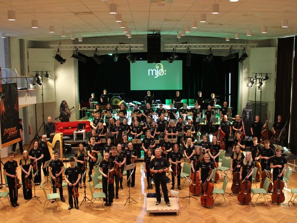 „Mir widersteht keiner!“ – so heißt das diesjährige Sommerprogramm des Märkischen Jugendsinfonieorchesters. Sie spielen am 30. August im Kulturhaus Lüdenscheid sowie am 6. und 7. September in der Balve Höhle.. Foto Michelle Wolzenburg/Märkischer Kreis