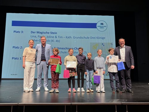 Beim Schreibwettbewerb „Zeitreise total! – Abenteuer im Übermorgen … oder im Vorgestern?“ siegten Schülerinnen und Schüler aus Iserlohn, Hemer und Balve. Foto: Hannah Heyn / Märkischer Kreis