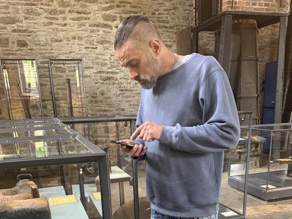 Mit dem neuen Mediaguide können Museumsbesucher die Erläuterungen zu den Exponaten der Luisenhütte Wocklum auf englisch, niederländisch und deutsch lesen. Foto: Jens Münchhoff/Märkischer Kreis 