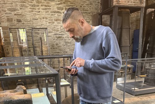 Mit dem neuen Mediaguide können Museumsbesucher die Erläuterungen zu den Exponaten der Luisenhütte Wocklum auf englisch, niederländisch und deutsch lesen. Foto: Jens Münchhoff/Märkischer Kreis 