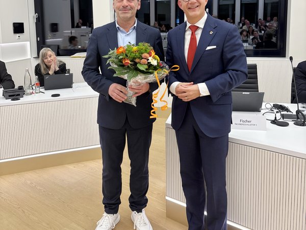 Herzlichen Glückwunsch: Landrat Ralf Schwarzkopf gratuliert Manfred Fischer (links), dem neuen Fachbereichsleiter "Zentrale Steuerung" des Märkischen Kreises. Foto: Alexander Bange / Märkischer Kreis