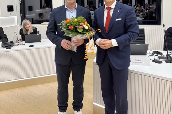 Herzlichen Glückwunsch: Landrat Ralf Schwarzkopf gratuliert Manfred Fischer (links), dem neuen Fachbereichsleiter "Zentrale Steuerung" des Märkischen Kreises. Foto: Alexander Bange / Märkischer Kreis