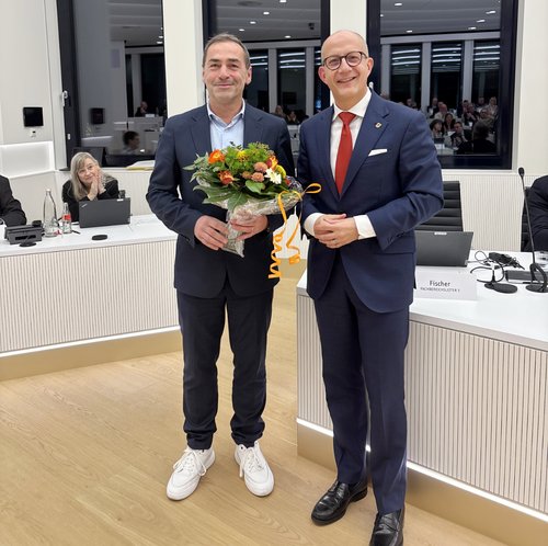 Herzlichen Glückwunsch: Landrat Ralf Schwarzkopf gratuliert Manfred Fischer (links), dem neuen Fachbereichsleiter "Zentrale Steuerung" des Märkischen Kreises. Foto: Alexander Bange / Märkischer Kreis