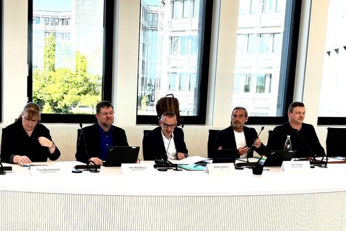 Stefan Herburg, Vorsitzender des Schul- und Sportausschuss (Mitte), erteilte Manfred Fischer (2.v.rechts) erstmal in dessen neuen Funktion als Fachbereichsleiter  für Bildung und Jugend das Wort Foto: Ulla Erkens/ Märkischer Kreis
