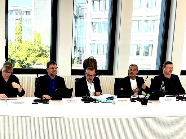 Stefan Herburg, Vorsitzender des Schul- und Sportausschuss (Mitte), erteilte Manfred Fischer (2.v.rechts) erstmal in dessen neuen Funktion als Fachbereichsleiter  für Bildung und Jugend das Wort Foto: Ulla Erkens/ Märkischer Kreis