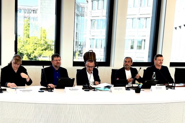 Stefan Herburg, Vorsitzender des Schul- und Sportausschuss (Mitte), erteilte Manfred Fischer (2.v.rechts) erstmal in dessen neuen Funktion als Fachbereichsleiter  für Bildung und Jugend das Wort Foto: Ulla Erkens/ Märkischer Kreis