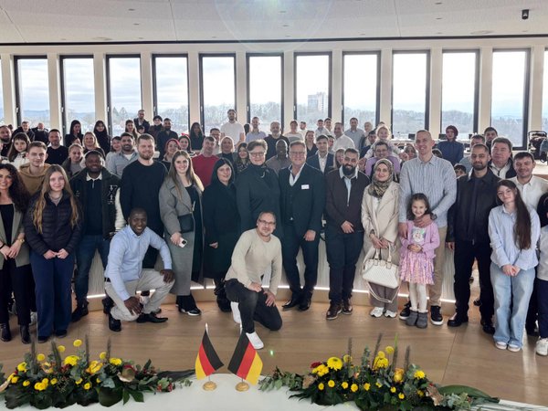 In einem feierlichen Rahmen wurden im Kreishaus Lüdenscheid 70 Menschen aus 22 verschiedenen Herkunftsländern in die deutsche Staatsbürgerschaft aufgenommen. Foto: Eileen Bräuniger / Märkischer Kreis