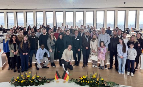 In einem feierlichen Rahmen wurden im Kreishaus Lüdenscheid 70 Menschen aus 22 verschiedenen Herkunftsländern in die deutsche Staatsbürgerschaft aufgenommen. Foto: Eileen Bräuniger / Märkischer Kreis