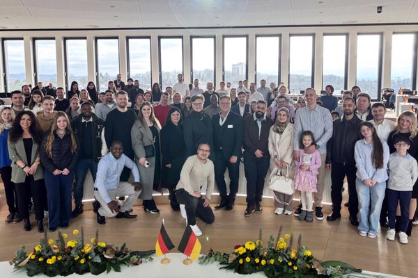 In einem feierlichen Rahmen wurden im Kreishaus Lüdenscheid 70 Menschen aus 22 verschiedenen Herkunftsländern in die deutsche Staatsbürgerschaft aufgenommen. Foto: Eileen Bräuniger / Märkischer Kreis