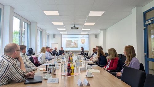 Gemeinsames Ziel: schwere Verkehrsunfälle mit oftmals überhöhter Geschwindigkeit vermeiden. Deshalb tagte jetzt das "Netzwerk Geschwindigkeit" mit Polizei, Märkischer Kreis und kommunalen Ordnungsämtern. Foto: Kreispolizeibehörde Märkischer Kreis