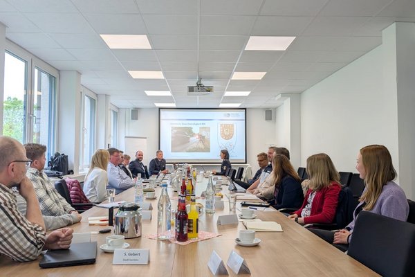 Gemeinsames Ziel: schwere Verkehrsunfälle mit oftmals überhöhter Geschwindigkeit vermeiden. Deshalb tagte jetzt das "Netzwerk Geschwindigkeit" mit Polizei, Märkischer Kreis und kommunalen Ordnungsämtern. Foto: Kreispolizeibehörde Märkischer Kreis