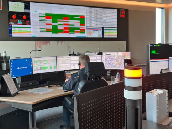Die Leitstelle von innen mit Monitoren des Brandschutz- und Rettungszentrums Märkischer Kreis