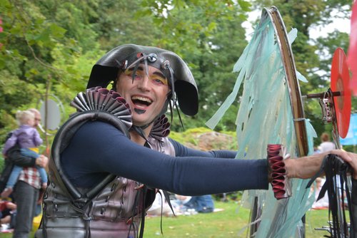 Das niederländische Stiltlife Streettheater präsentiert bei "Luise heizt ein" in Balve eine nachhaltige Tanzperformance. Foto: G. Warmerdam