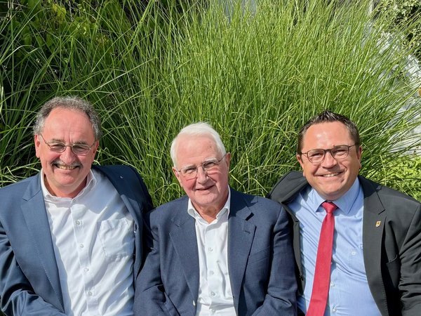 Landrat Marco Voge (rechts) und Jochen Schröder, Geschäftsführer der Gesellschaft zur Wirtschafts- und Strukturförderung im Märkischen Kreis (GWS) (links), sprachen mit Harald Rutenbeck, Geschäftsführender Gesellschafter der traditionsreichen, familiengeführten Wilhelm Rutenbeck GmbH & Co. KG in Schalksmühle. Foto: Ulla Erkens/Märkischer Kreis