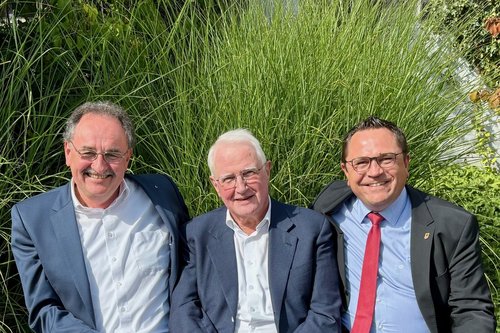 Landrat Marco Voge (rechts) und Jochen Schröder, Geschäftsführer der Gesellschaft zur Wirtschafts- und Strukturförderung im Märkischen Kreis (GWS) (links), sprachen mit Harald Rutenbeck, Geschäftsführender Gesellschafter der traditionsreichen, familiengeführten Wilhelm Rutenbeck GmbH & Co. KG in Schalksmühle. Foto: Ulla Erkens/Märkischer Kreis