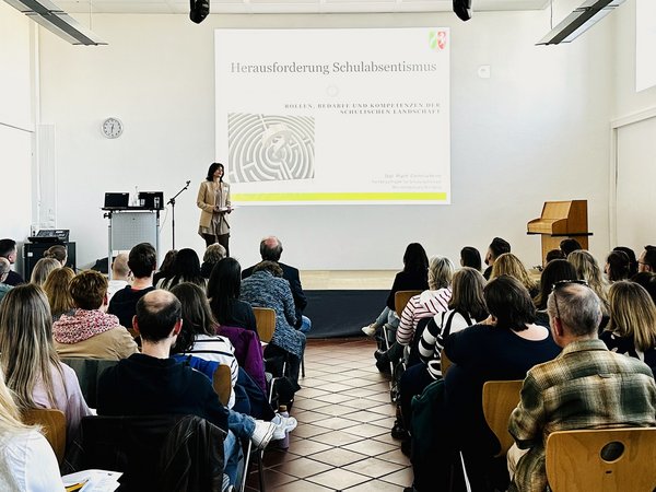 Cornelia Heinz, Fachbeauftragte für Schulpsychologie der Bezirksregierung Arnsberg, erläuterte in ihrem Impulsvortrag die vier zentralen Erscheinungsformen von Schulabsentismus. Foto: A. Hübenthal/Märkischer Kreis
